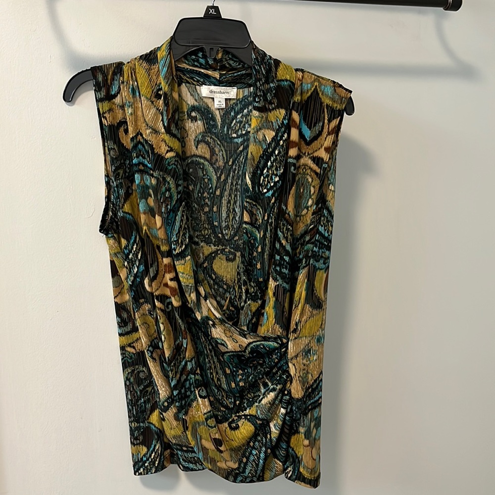 Sleeveless peacock print top with side ruching